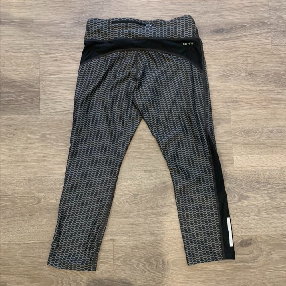 Nike Dri-Fit Cropped Workout Leggings (black) - Picture 3 of 4
